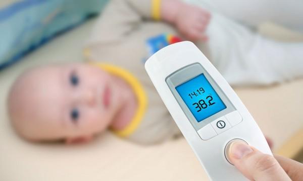Comment bien prendre la température d’un bébé ?
